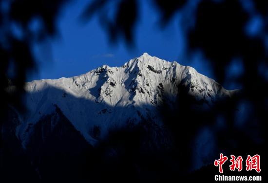 “冰川之乡”西藏波密景色壮丽