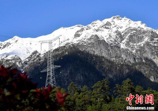 “冰川之乡”西藏波密景色壮丽