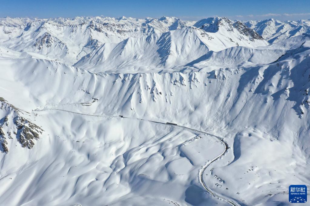 雪满天山路