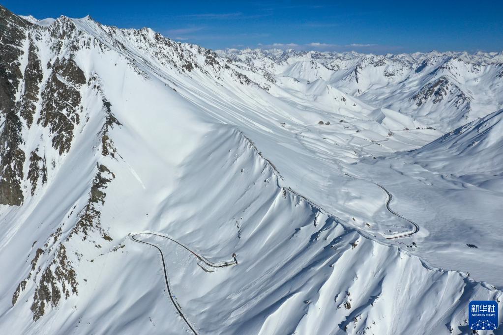雪满天山路