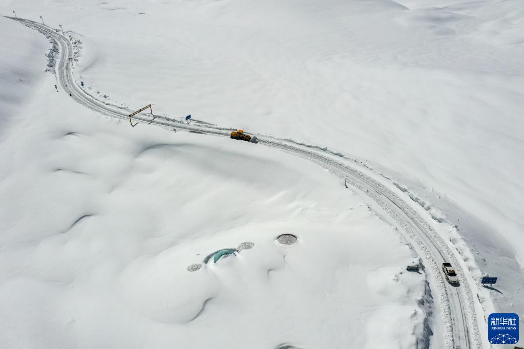 雪满天山路