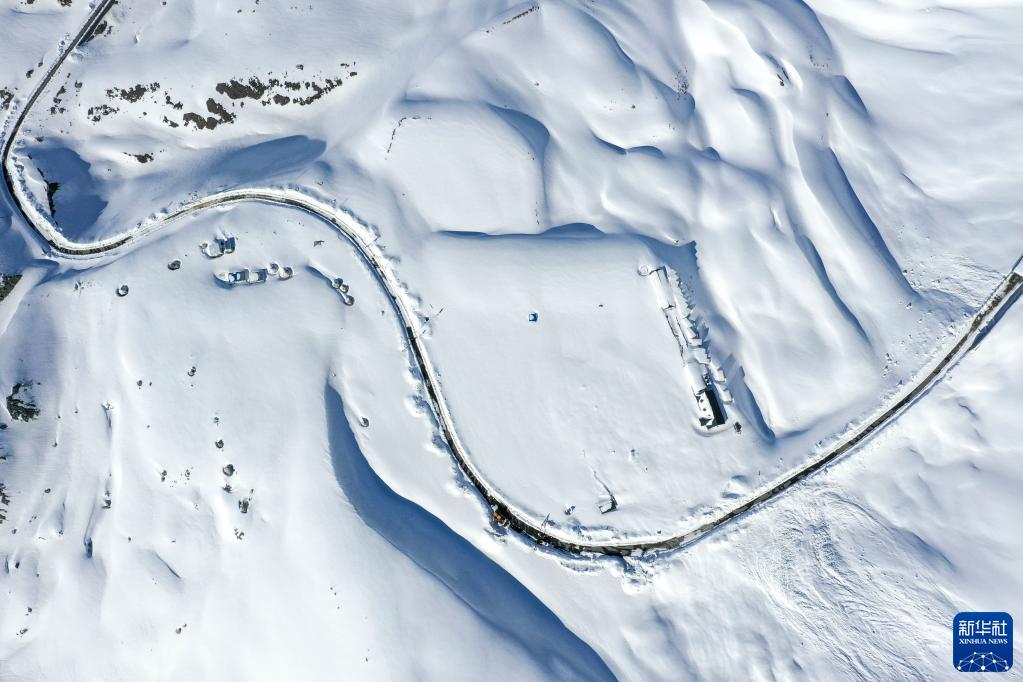 雪满天山路