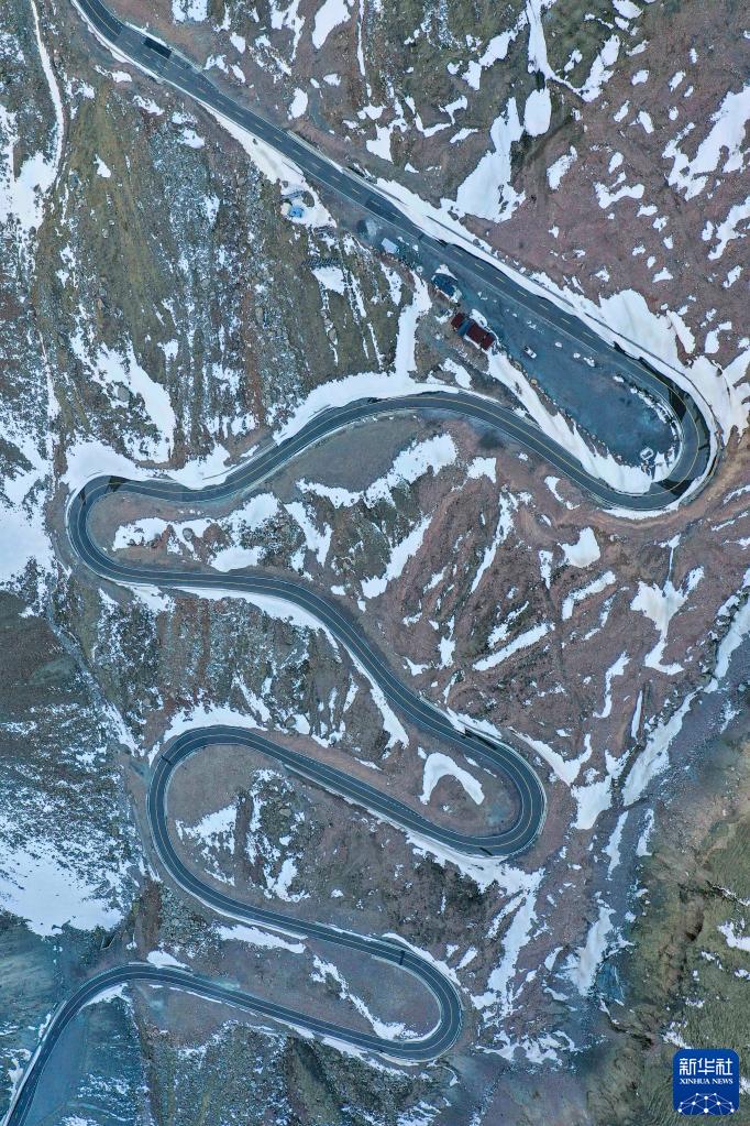 雪满天山路