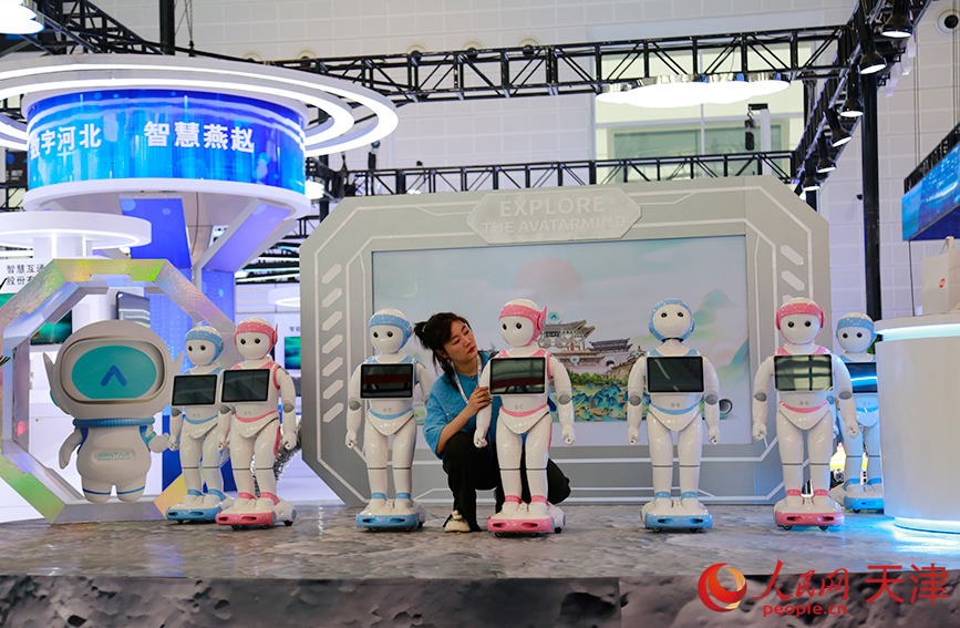 第七届世界智能大会即将开幕 工作人员正在进行最后阶段的准备工作。人民网记者 崔新耀摄