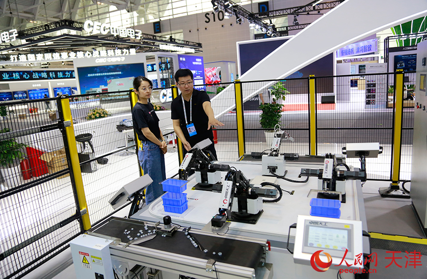 第七届世界智能大会即将开幕 工作人员正在进行最后阶段的准备工作。人民网记者 崔新耀摄