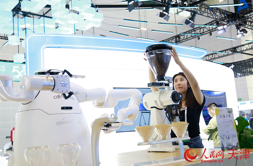 第七届世界智能大会即将开幕 工作人员正在进行最后阶段的准备工作。人民网记者 崔新耀摄