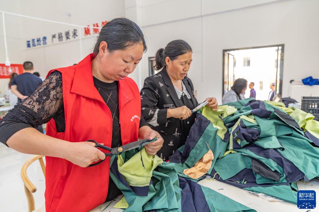 重庆城口：“家门口工坊”助力百姓就业增收