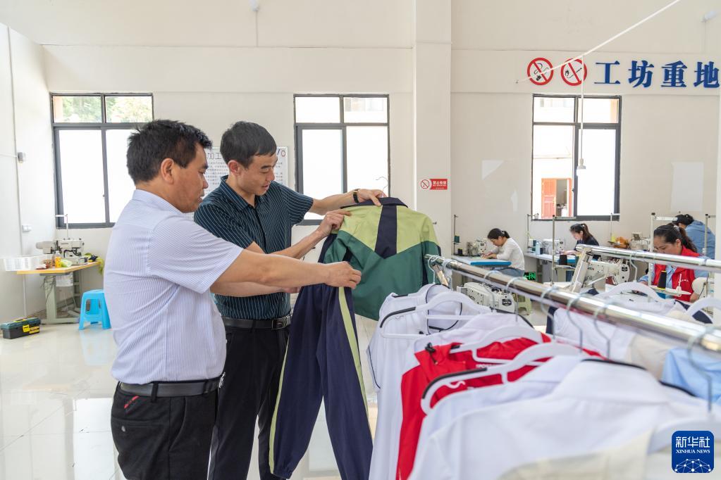 重庆城口：“家门口工坊”助力百姓就业增收
