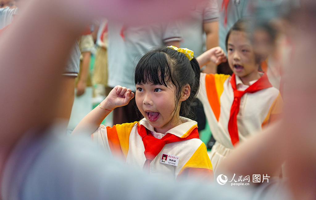 5月31日，浙江省台州市黄岩区实验小学第一批172名少先队员们在入队仪式上宣誓。人民网 章勇涛摄