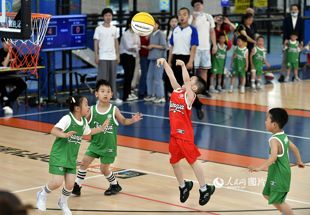 5月29日“六一”儿童节前夕，江西省举行首届幼儿篮球联赛，107支参赛队伍、近千名篮球小将球场竞技。篮球联赛活动成为孩子们展示球技的赛事平台，同时也助推了幼儿篮球教育的发展，促进幼儿身心健康、体验快乐、分享喜悦。 人民网记者 时雨摄
