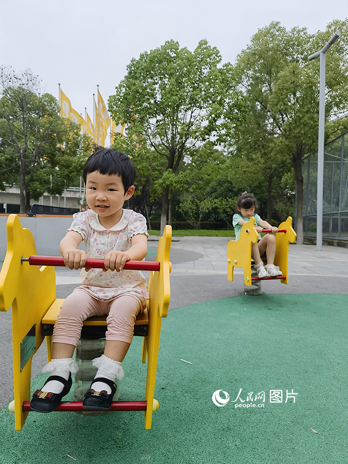 5月28日，六一儿童节前的周末，武汉市硚口区一公园户外游乐场里，儿童尽享童年乐趣。人民网 周雯摄