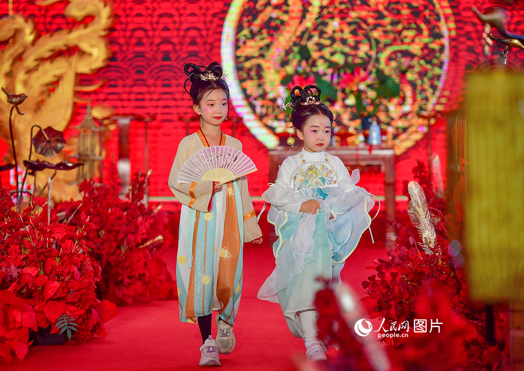 5月28日，在河南洛阳市一婚礼上，穿汉服的孩子在舞台上“臭美”走秀。 人民网 霍亚平摄