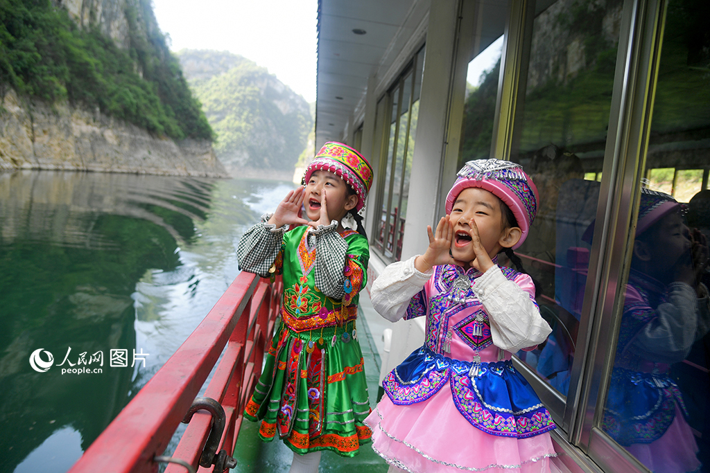 5月20日，团团、圆圆姐妹在湖北一景区穿着民族服装游玩。人民网记者 肖璐欣摄