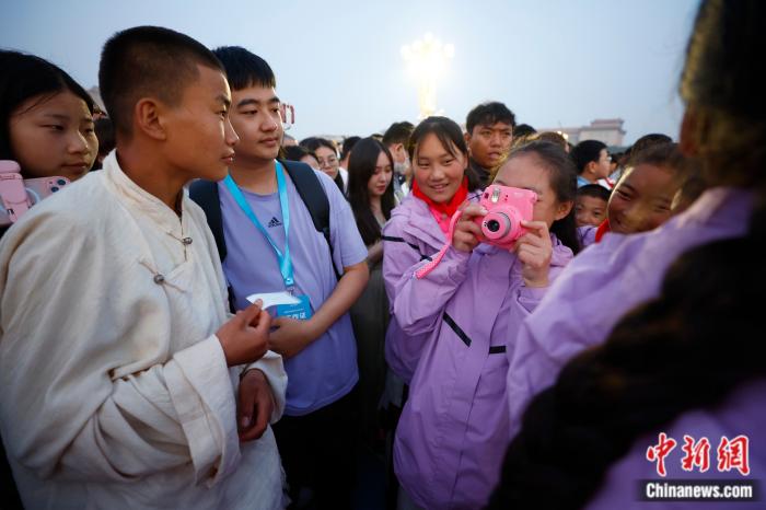 特写：一道彩虹下的40名藏族孩子北京行