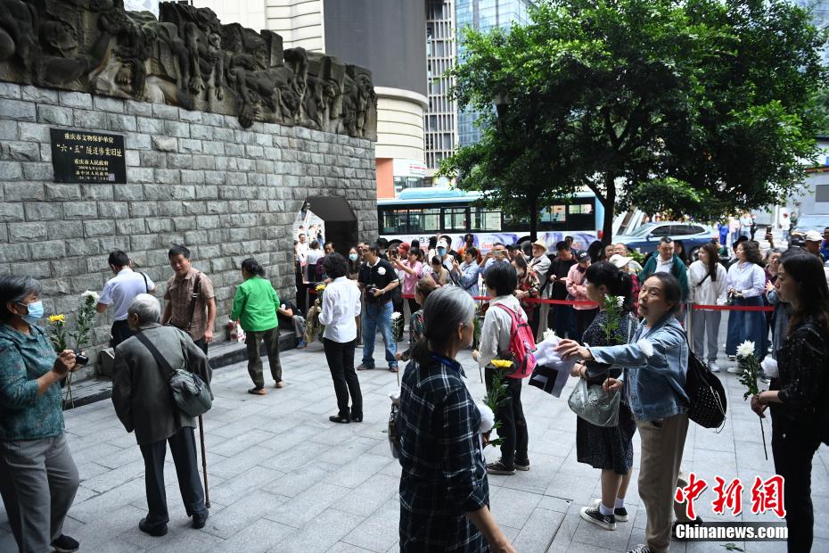 重庆市民在“六·五”隧道惨案旧址悼念遇难同胞
