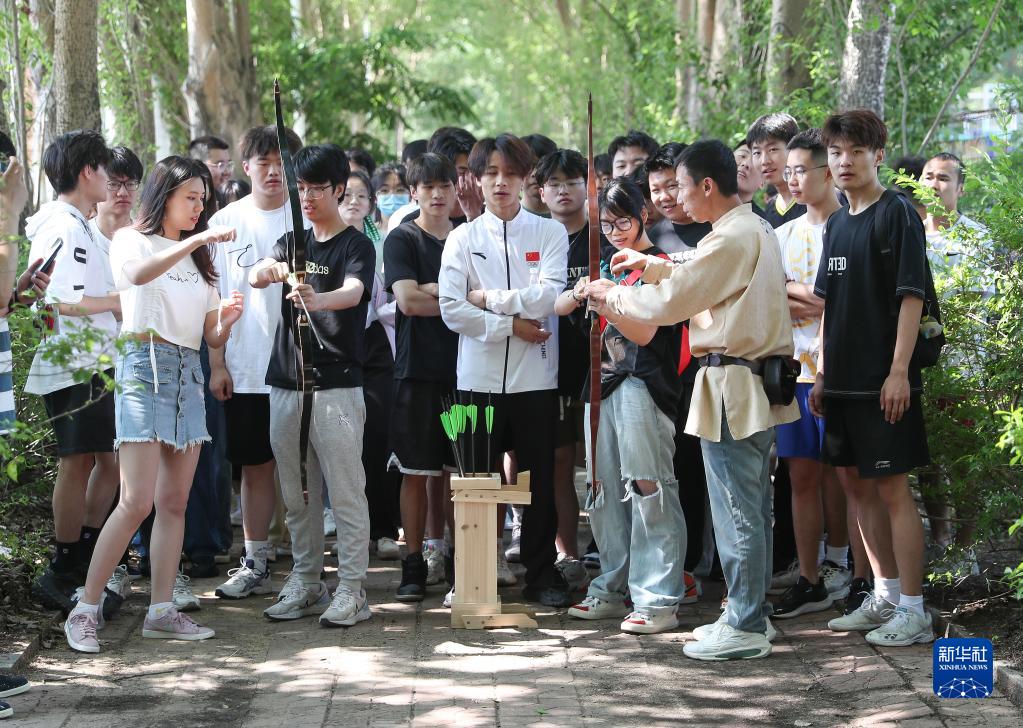 沈阳：传统弓箭体验进高校
