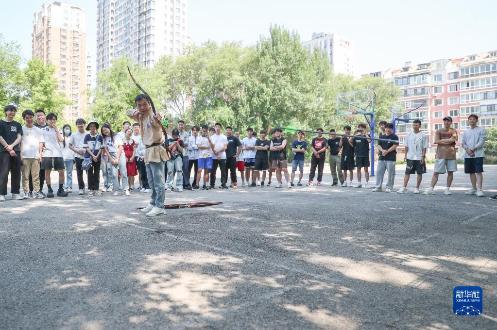 沈阳：传统弓箭体验进高校