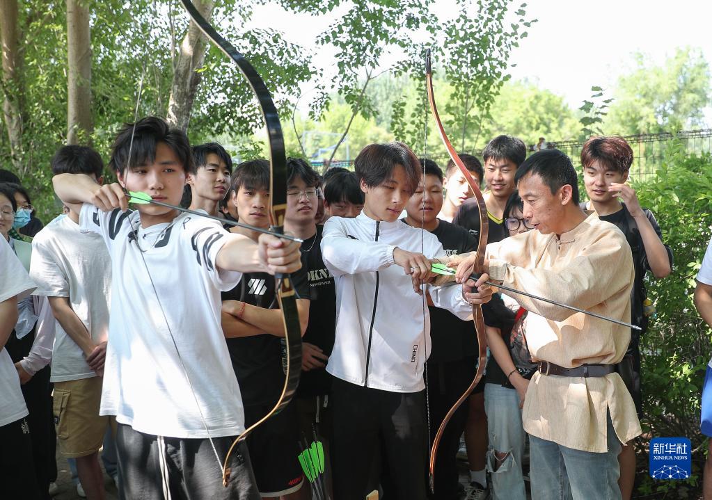 沈阳：传统弓箭体验进高校