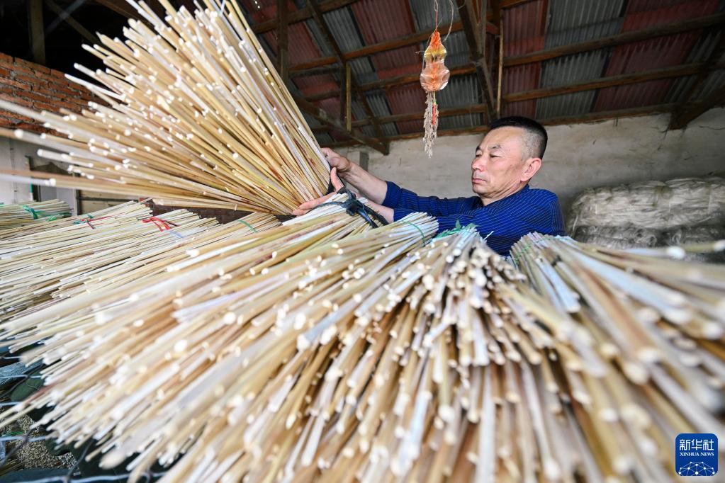 工艺笤帚“守艺人”：巧手编制的端午祝福