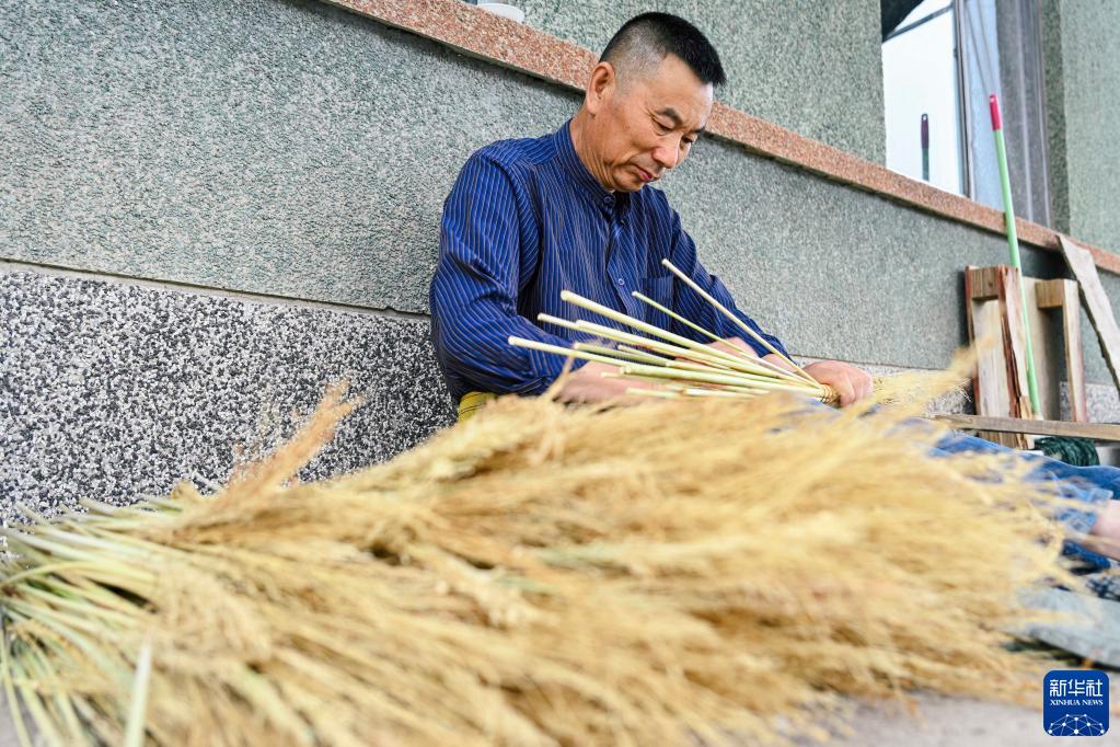 工艺笤帚“守艺人”：巧手编制的端午祝福