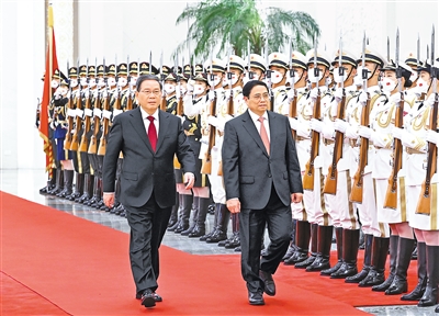李强同越南总理范明政会谈