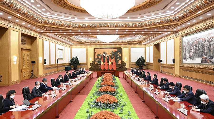习近平会见越南总理范明政