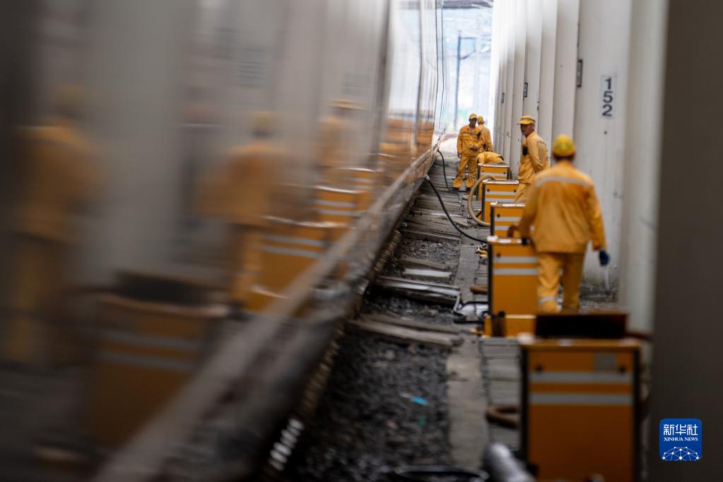 日行三万步的高铁“补水人”