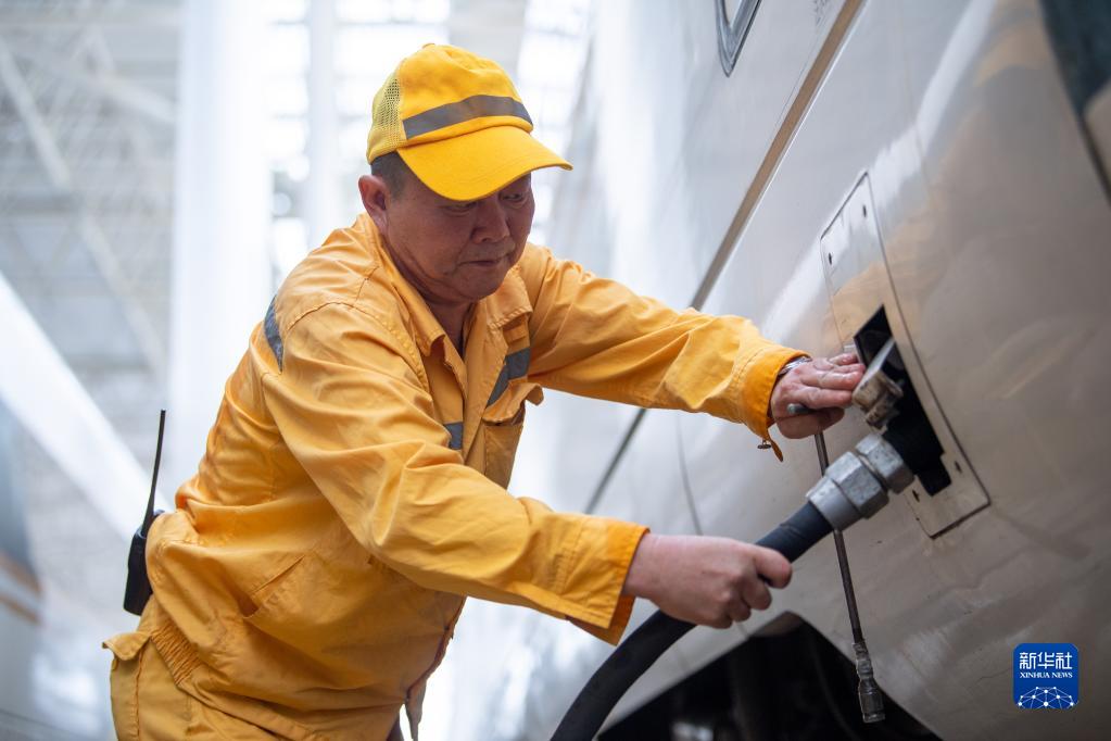 日行三万步的高铁“补水人”