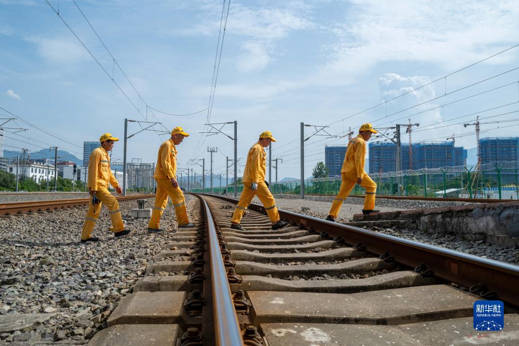 日行三万步的高铁“补水人”