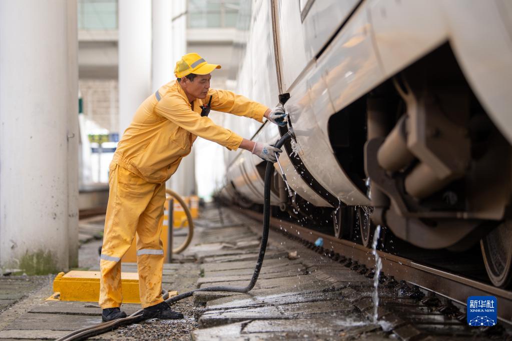 日行三万步的高铁“补水人”