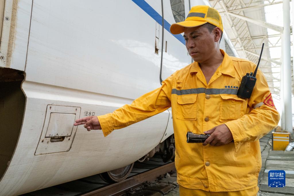 日行三万步的高铁“补水人”