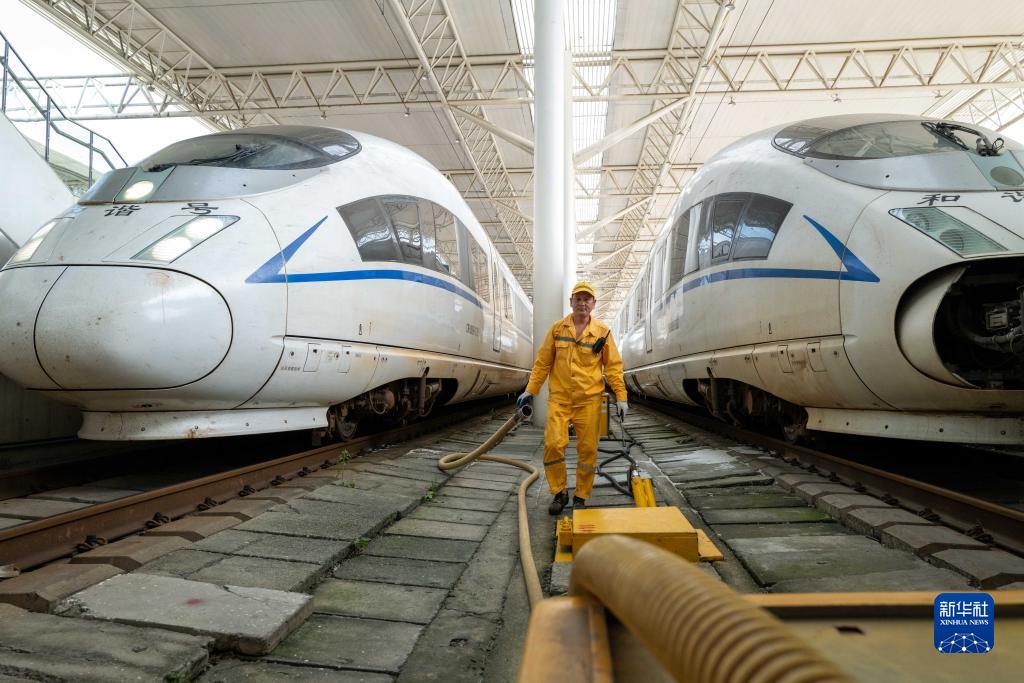 日行三万步的高铁“补水人”