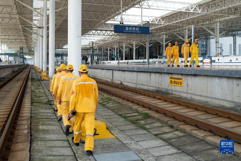 日行三万步的高铁“补水人”