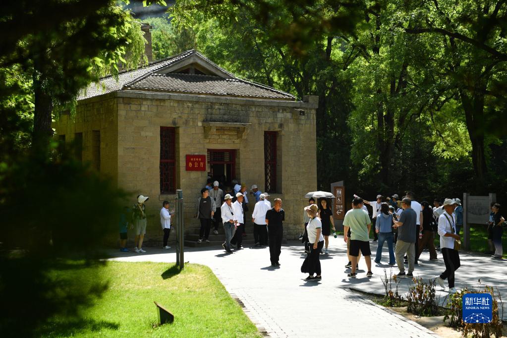 陕西延安：参观革命旧址迎“七一”