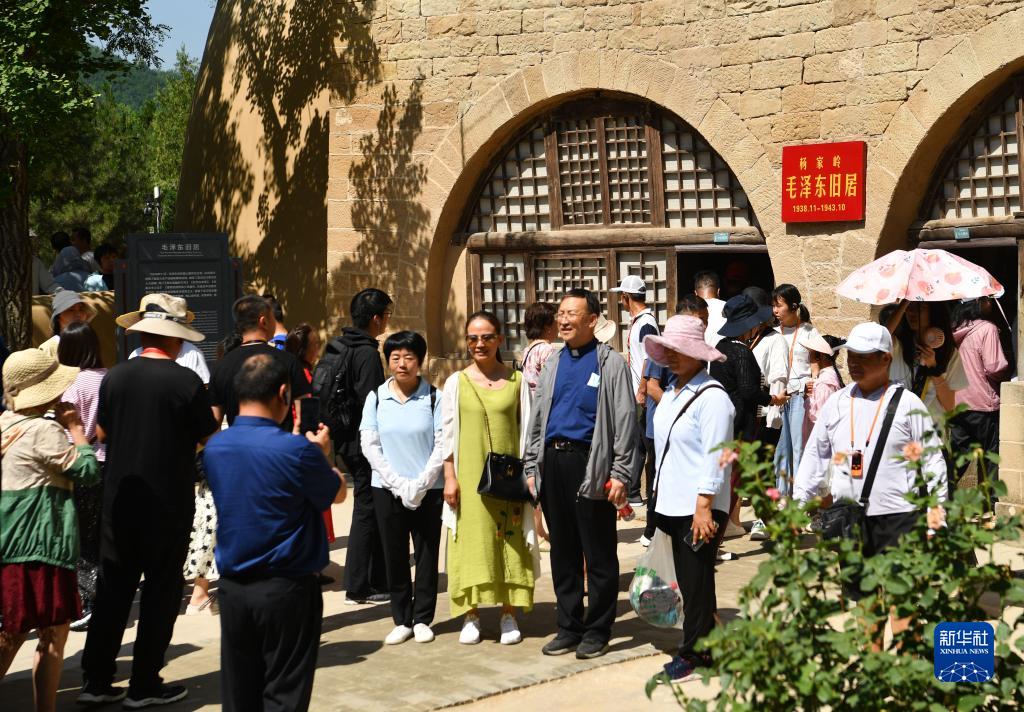 陕西延安：参观革命旧址迎“七一”