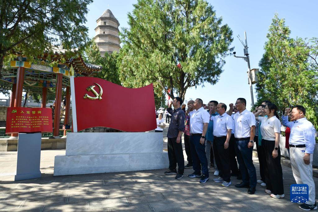 陕西延安：参观革命旧址迎“七一”