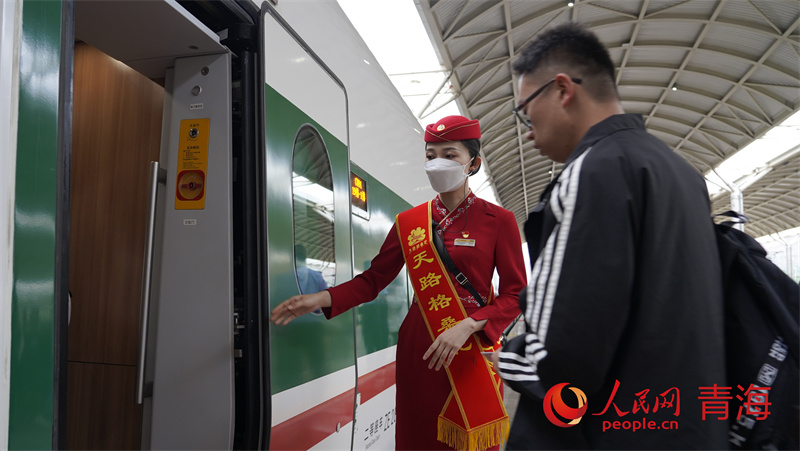 复兴号动车组驶上青藏铁路