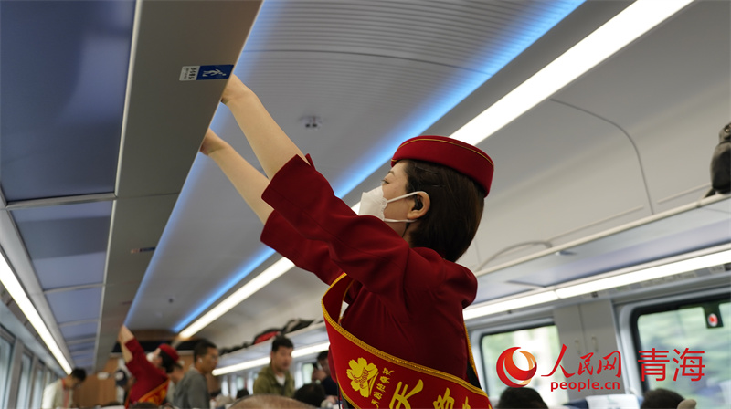 复兴号动车组驶上青藏铁路