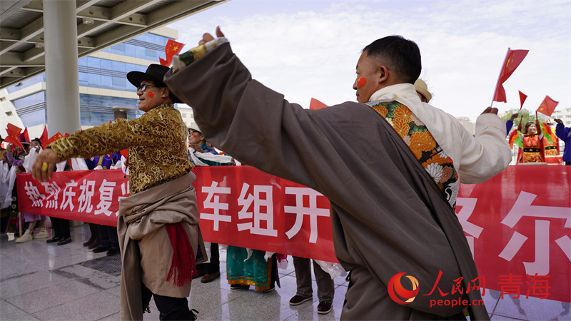 复兴号动车组驶上青藏铁路