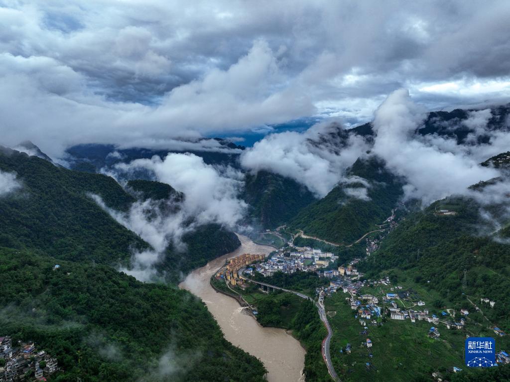 新华全媒+丨国道之行 从雪山奔向大海丨怒江，雾江