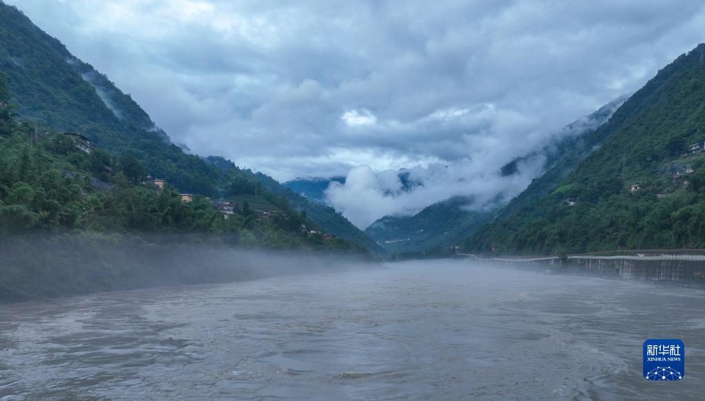 新华全媒+丨国道之行 从雪山奔向大海丨怒江，雾江