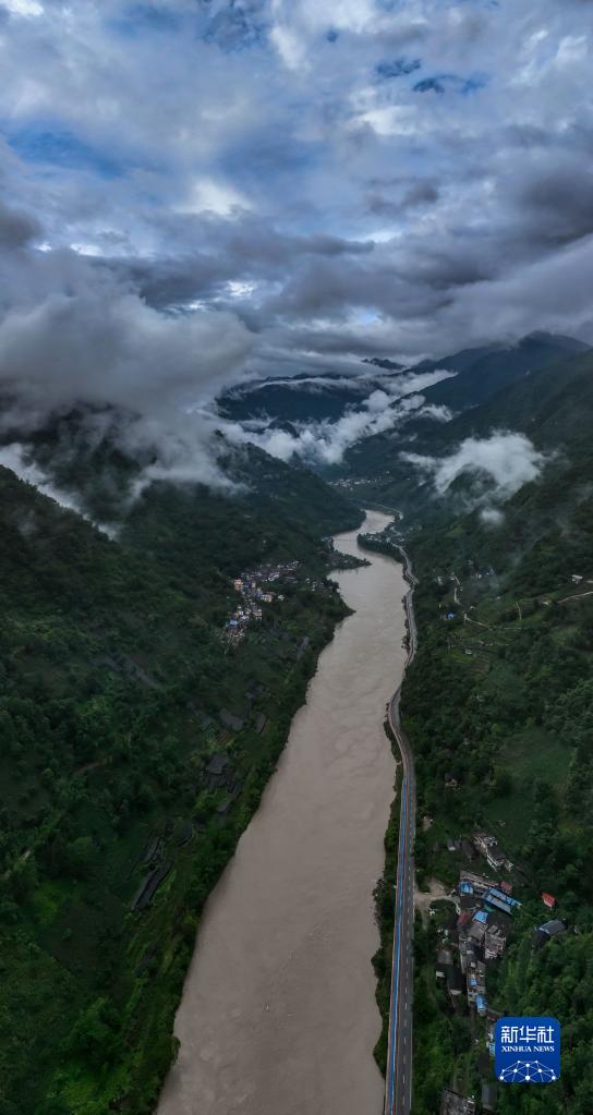 新华全媒+丨国道之行 从雪山奔向大海丨怒江，雾江