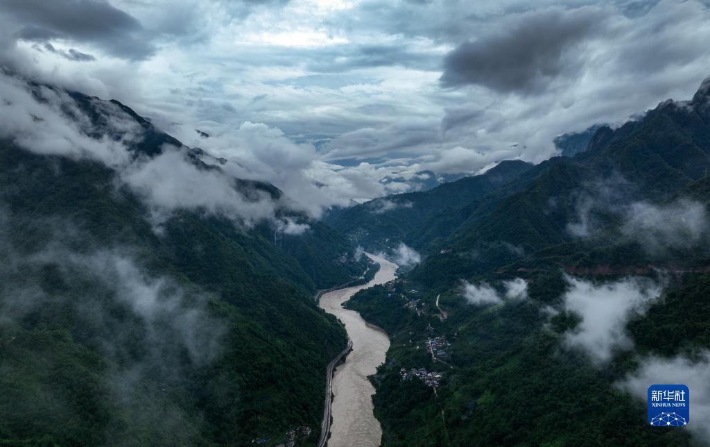 新华全媒+丨国道之行 从雪山奔向大海丨怒江，雾江