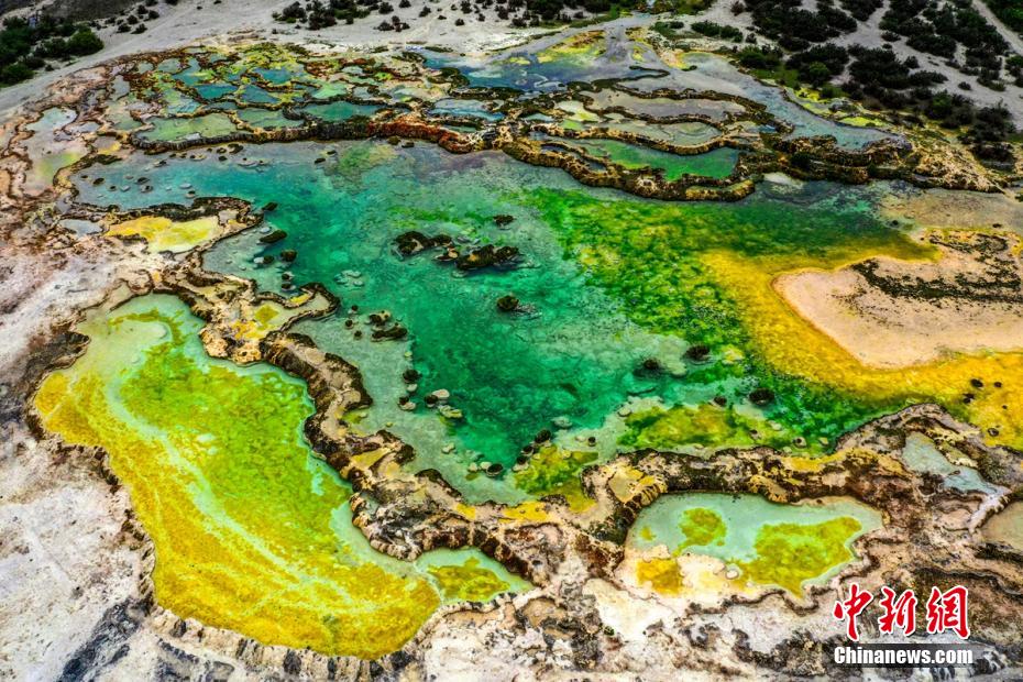 四川甘孜州：隐藏在山谷中的最美钙化彩池