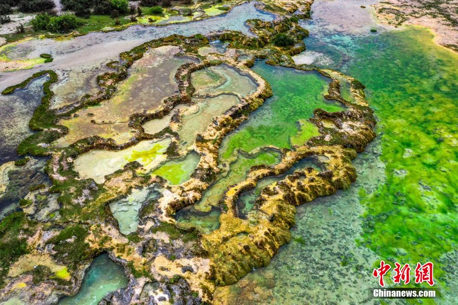 四川甘孜州：隐藏在山谷中的最美钙化彩池