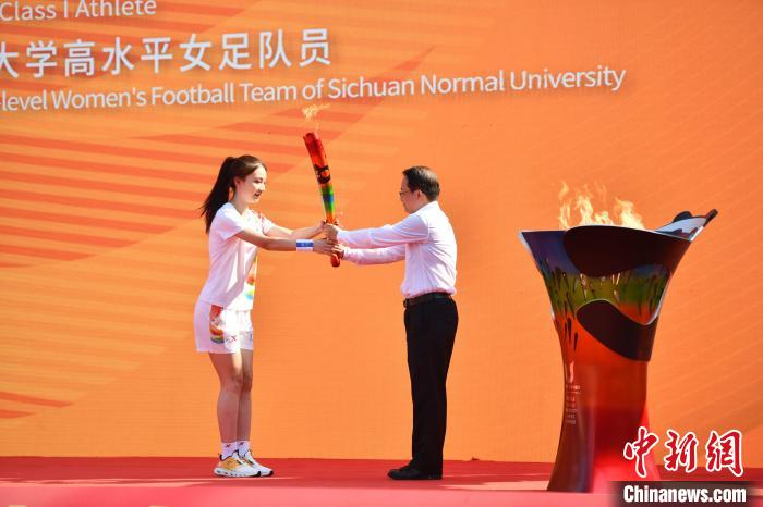 成都大运会火炬继续在成都4所高校传递
