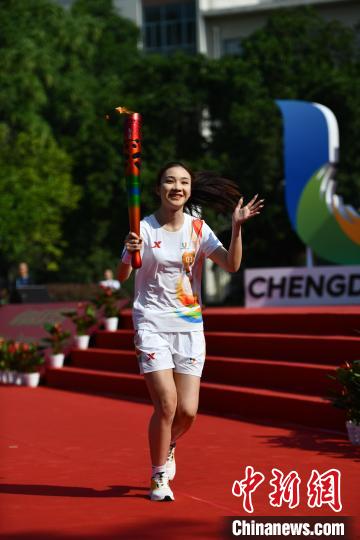 成都大运会火炬继续在成都4所高校传递