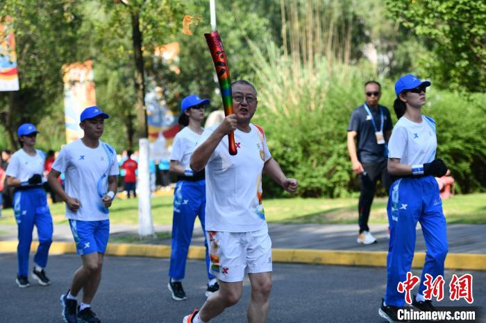 成都大运会火炬继续在成都4所高校传递