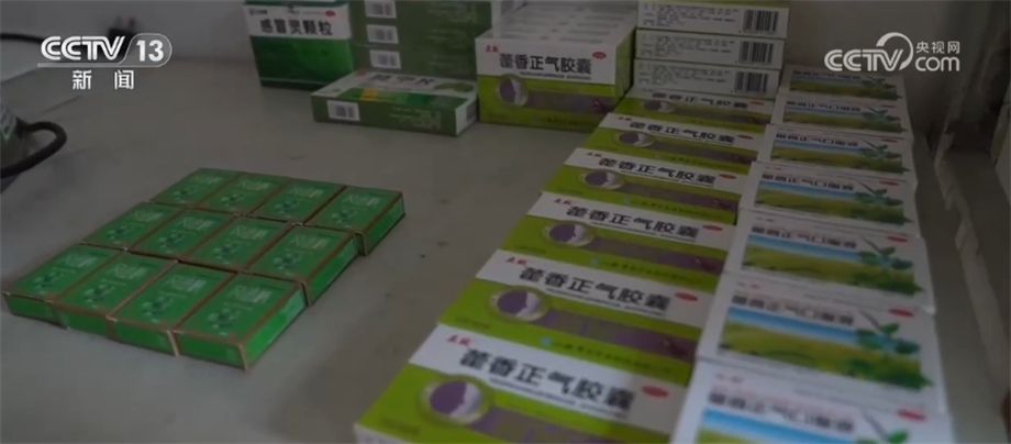 快递外卖小哥顶着烈日穿梭在大街小巷 多措并举撑起“保护伞” 快递外卖小哥顶着烈日穿梭在大街小巷 多措并举撑起“保护伞”