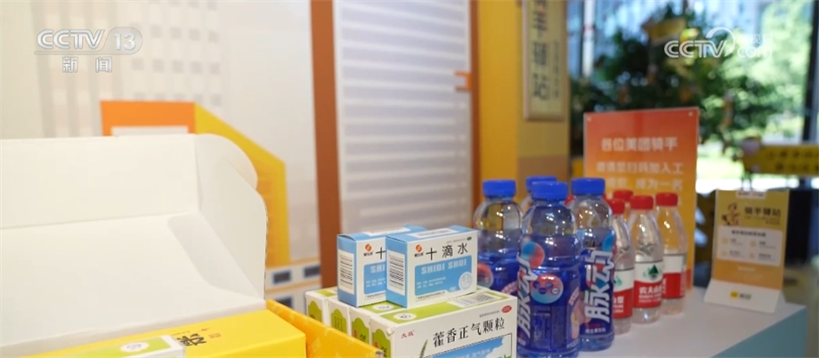 快递外卖小哥顶着烈日穿梭在大街小巷 多措并举撑起“保护伞” 快递外卖小哥顶着烈日穿梭在大街小巷 多措并举撑起“保护伞”